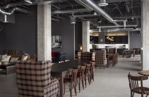 Архитектурное бюро Studio Hatch оформило интерьер нового офиса компании Hotel Tonight в Сан-франциско, штат Калифорния, США.