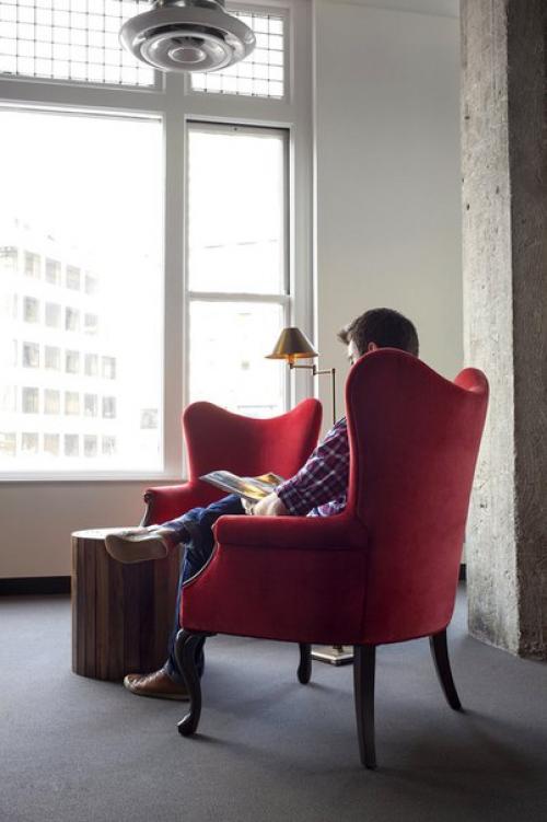 Архитектурное бюро Studio Hatch оформило интерьер нового офиса компании Hotel Tonight в Сан-франциско, штат Калифорния, США. 06