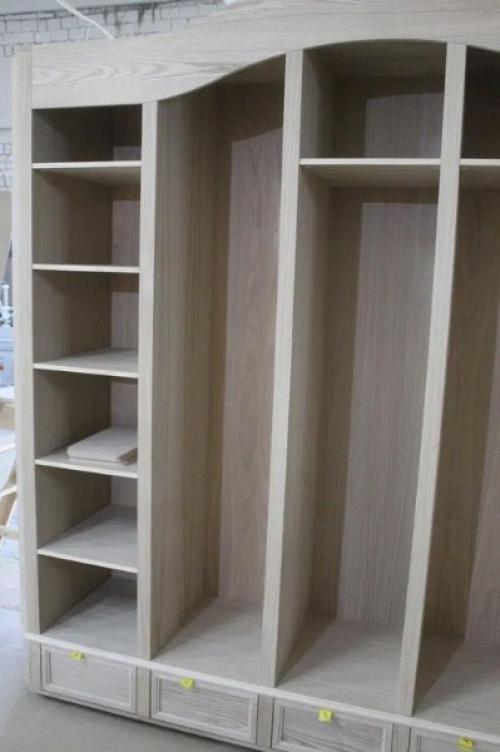 Необычный шкаф.  Очень нетрадиционный шкаф изготавливают для заказчицы из Москвы мастера мебельной фабрики Woodros. 03