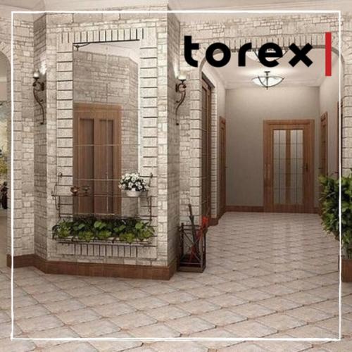 Интерьер холла. Многие владельцы загородной недвижимости предпочитают оформлять внутреннее пространство домов в едином стиле. 03