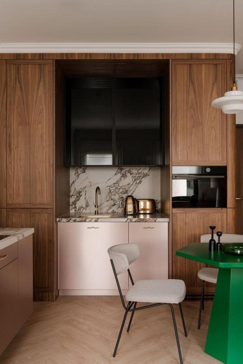 Интерьер этой небольшой квартиры - наглядный пример того, как даже в ограниченном пространстве можно создать атмосферу уюта и эстетики. 03