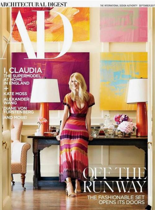 Свой роскошный особняк показала.