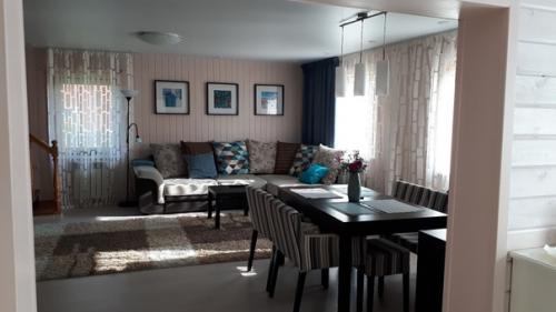 На оценку.  Делали ремонт в нашем дачном доме сами, вдвоем с мужем, в первый раз. 05