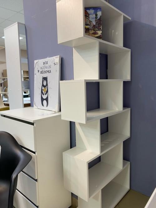 Устанавливая стеллаж в интерьере любой комнаты, получают практичное и организованное мини - пространство. 02