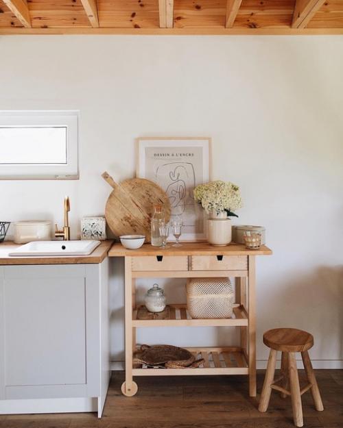 Уютный бежевый интерьер в доме с деревянной мебелью в Торунь, Польша. 01