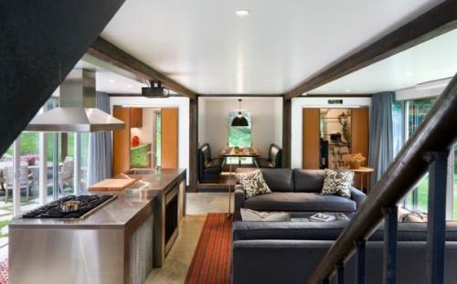 Многие считают, что контейнеры годятся лишь на то, чтобы ставить их в качестве домиков для дачных участков. 05