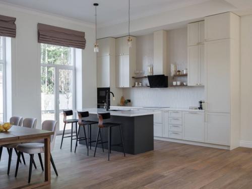 Двухэтажный загородный дом с уютной верандой - воплощение спокойствия, уюта и вкуса. 01