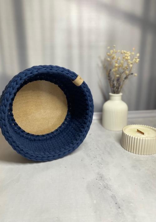 Уютная и стильная: круглая корзина из трикотажной пряжи с деревянным дном. 04