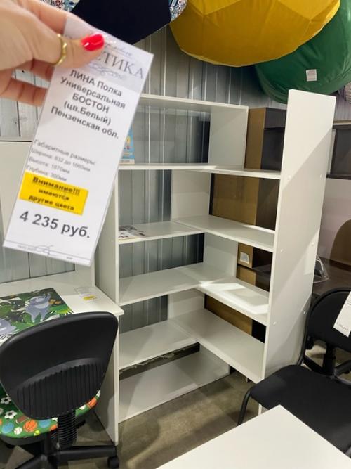 Устанавливая стеллаж в интерьере любой комнаты, получают практичное и организованное мини - пространство. 03