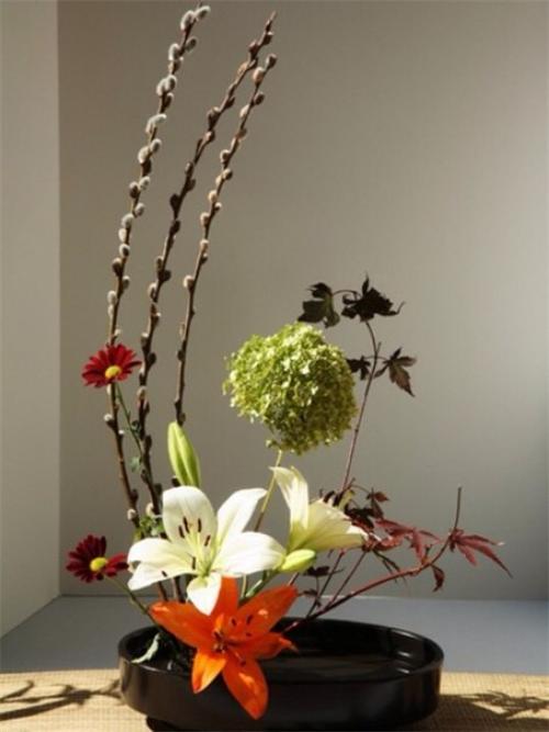 Красивый дизайн современного интерьера во многом обязан развитию японского искусства, которое всем хорошо известно под названием икебана. 03