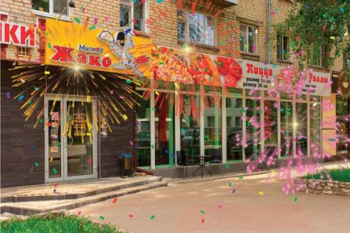 У ресторана на ленинградской 47 день рождение.