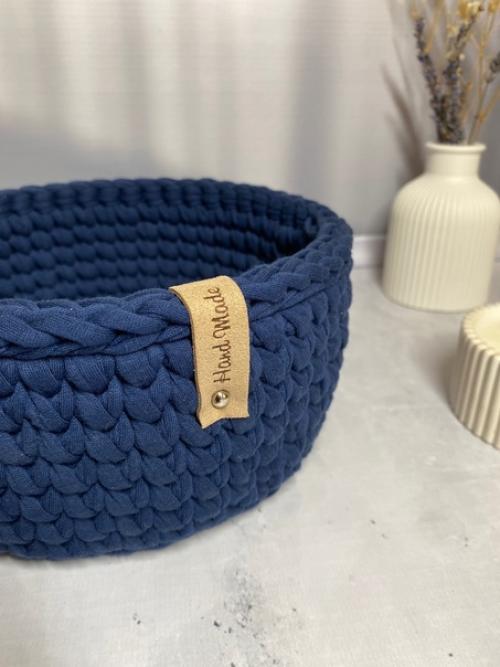 Уютная и стильная: круглая корзина из трикотажной пряжи с деревянным дном. 05