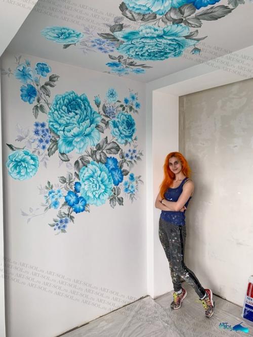 Роспись потолка и стены в спальне - цветы в оттенках синего. 04
