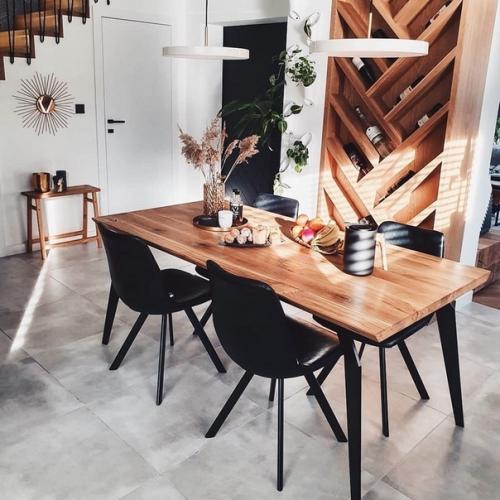 Оцените интерьер.  Обилие деревянных поверхностей и трендовое сочетание белого с черным. 02