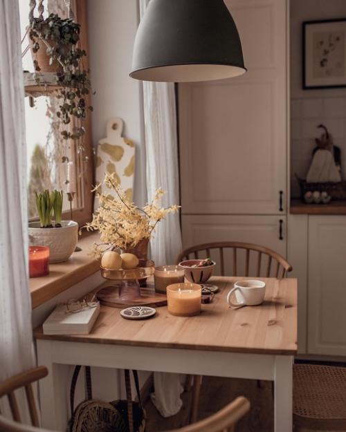 Секрет этого мега уютного интерьера, невероятно прост - белая основа, красивая мебель из натурального дерева и теплые бежевые акценты. 06