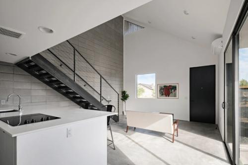 Черная древесина и битумная черепица - материалы экстерьера жилого комплекса Polker, архитектором и застройщиком которого стал Sinhei Kwok. 07