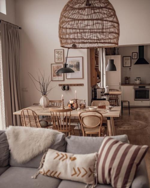 Секрет этого мега уютного интерьера, невероятно прост - белая основа, красивая мебель из натурального дерева и теплые бежевые акценты. 08