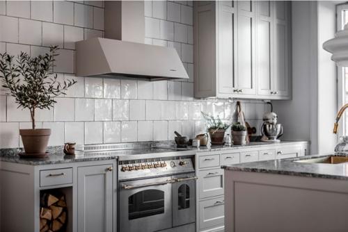 Расписанная печь и обои с цветочками в прихожей: нежный интерьер в Гётеборге. 02