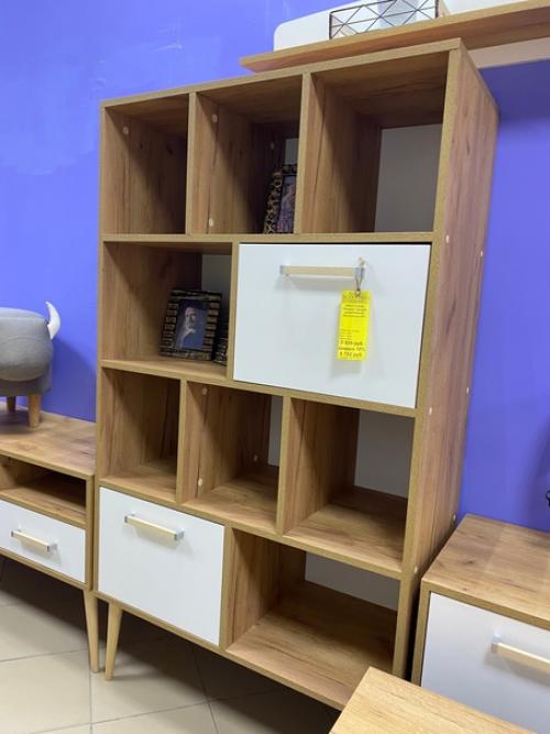 Устанавливая стеллаж в интерьере любой комнаты, получают практичное и организованное мини - пространство. 07