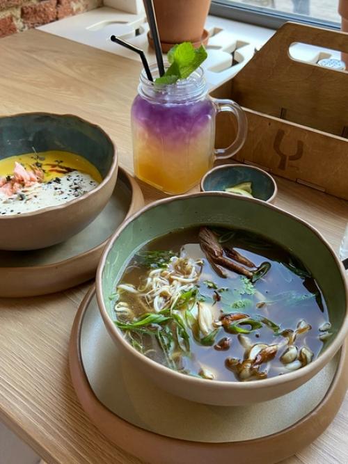 Гостим в Че.  Места - китайская столовая 1, Y Bistro, дело не в кофе на советской, Stories, миндаль. 01