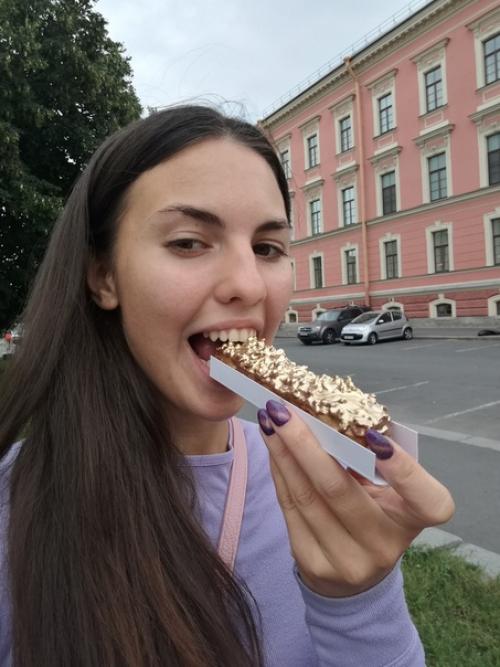 Вчера гуляя по питеру не смогли пройти мимо витрины с красивыми и аккуратно выложенными эклерами. 01