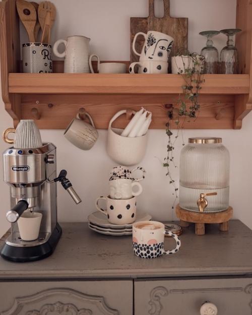 Секрет этого мега уютного интерьера, невероятно прост - белая основа, красивая мебель из натурального дерева и теплые бежевые акценты. 04