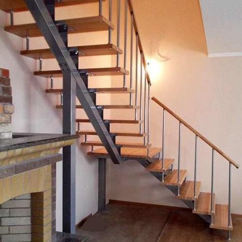 Лестница на второй этаж в частном доме. 08