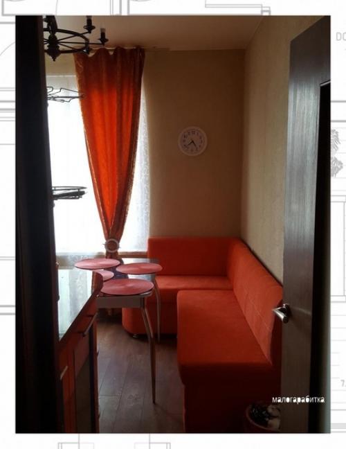 В яркой кухне все кажется солнечным и жизнерадостным, яркие цвета добавляют позитива в настроение. 01