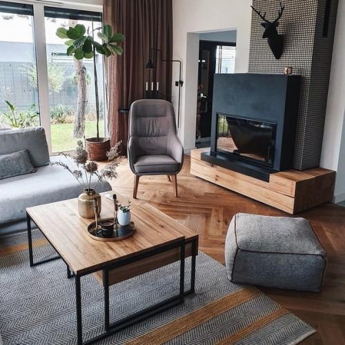 Оцените интерьер.  Обилие деревянных поверхностей и трендовое сочетание белого с черным. 01