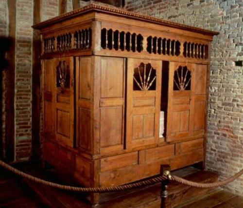 Спальный шкаф - это закрытая кровать, которая выглядит как шкаф или буфет. 01