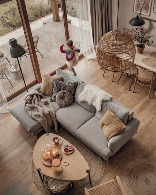 Секрет этого мега уютного интерьера, невероятно прост - белая основа, красивая мебель из натурального дерева и теплые бежевые акценты. 07