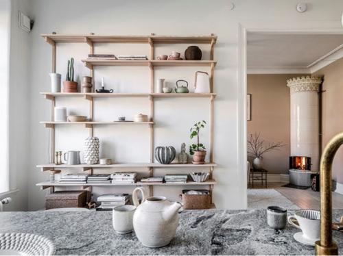 Расписанная печь и обои с цветочками в прихожей: нежный интерьер в Гётеборге. 03