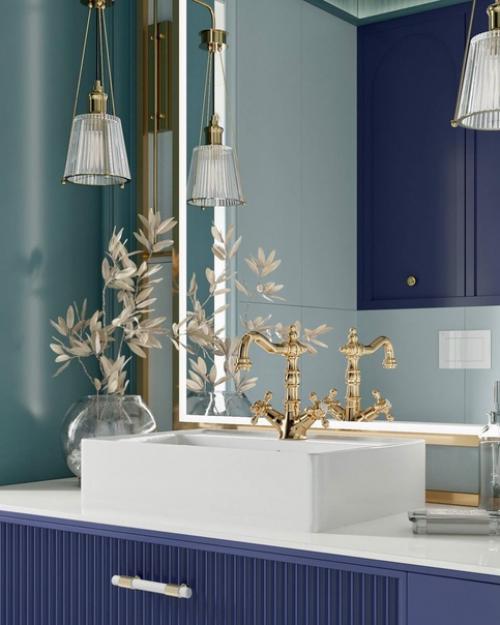 Ванная комната выполнена в яркой и стильной цветовой гамме бирюзового и сиреневого оттенков. 02