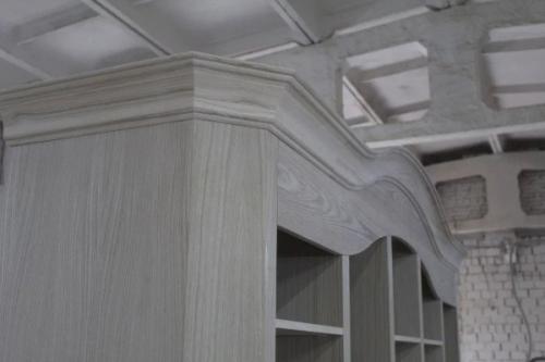 Необычный шкаф.  Очень нетрадиционный шкаф изготавливают для заказчицы из Москвы мастера мебельной фабрики Woodros. 06