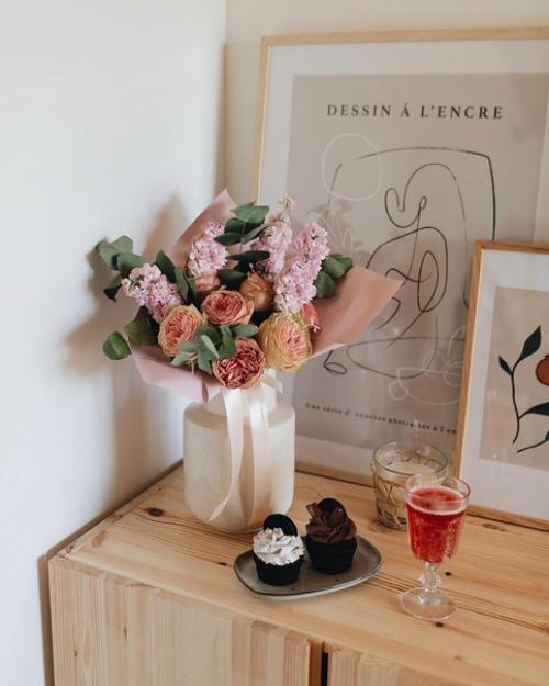 Уютный бежевый интерьер в доме с деревянной мебелью в Торунь, Польша. 04