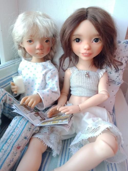 Секретики перед сном листают журнал по интерьеру, выбирают стиль Норкиной спальни. 01