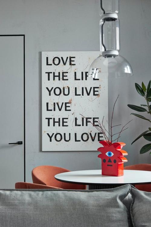 Реализованный интерьер монохромной квартиры, площадью 62 кв. 01