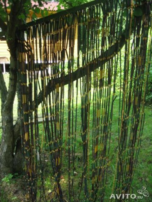 Многие наверняка вспомнят, что в 70-80- хх годах большой популярностью пользовались дверные занавесы из бамбуковых палочек. 01