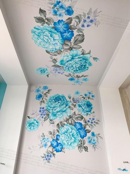 Роспись потолка и стены в спальне - цветы в оттенках синего. 06