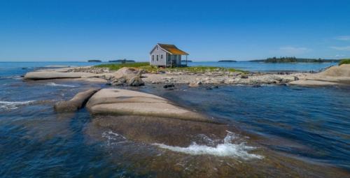 В удивительном заливе Мэн есть крохотный остров дак - леджес - добраться до него можно только на лодке. 06