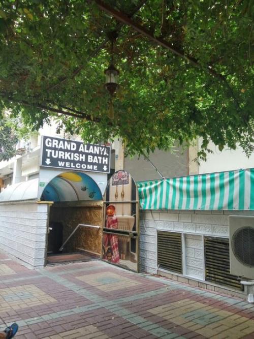 В десяти минутах от нас живёт мой крестный. 02