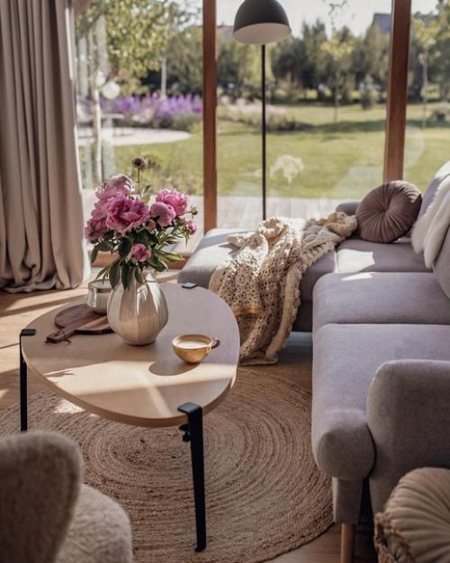 Секрет этого мега уютного интерьера, невероятно прост - белая основа, красивая мебель из натурального дерева и теплые бежевые акценты. 02