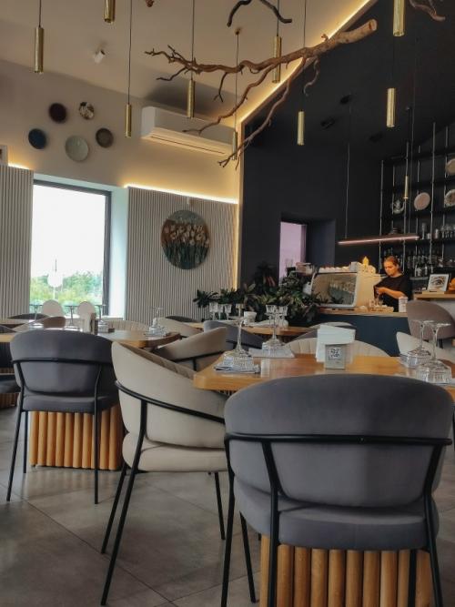 Моё любимое занятие в кафе - рассматривать интерьеры, вдохновляться, искать что-то своё и для себя в нашу квартиру. 01