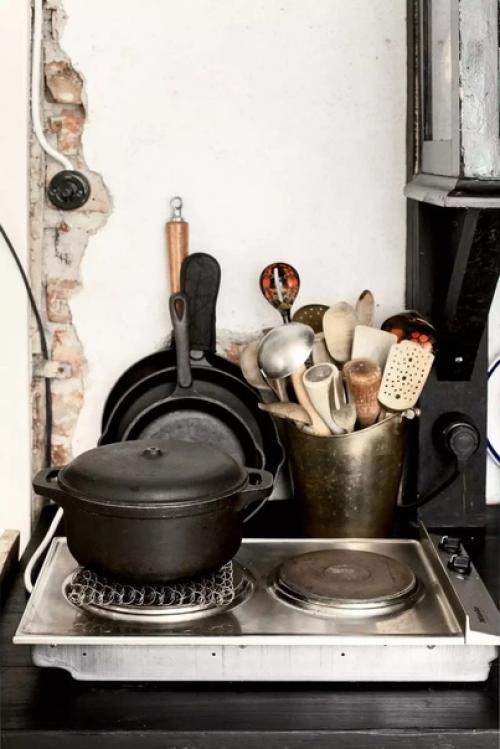 Семья с маленьким доходом, купила за бесценок старый дом. 04