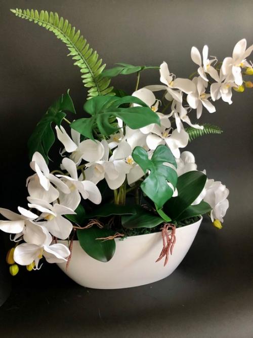 Композиция с белоснежными орхидеями и тропической зеленью может украсить ваш офис или комнату. 01