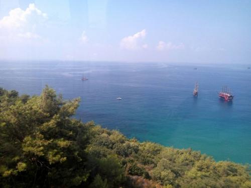 В десяти минутах от нас живёт мой крестный. 01