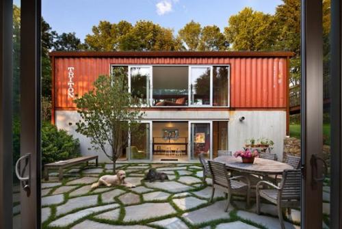 Многие считают, что контейнеры годятся лишь на то, чтобы ставить их в качестве домиков для дачных участков. 04