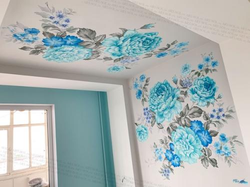 Роспись потолка и стены в спальне - цветы в оттенках синего. 03