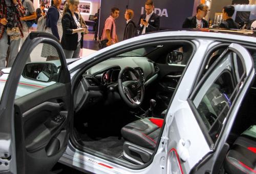 Автоваз показал Sport - версии Vesta и Xray. 04