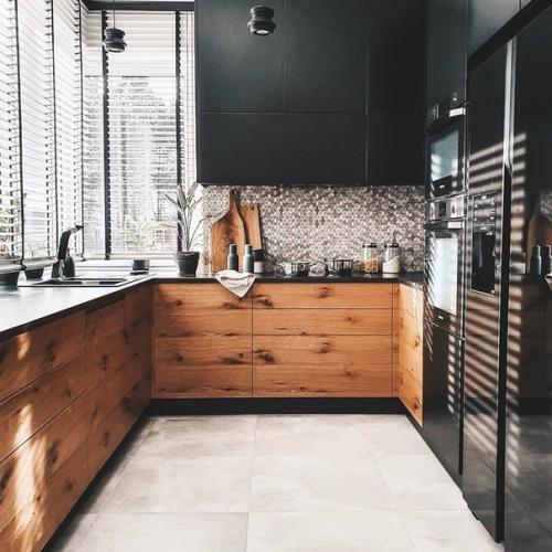 Оцените интерьер.  Обилие деревянных поверхностей и трендовое сочетание белого с черным. 04